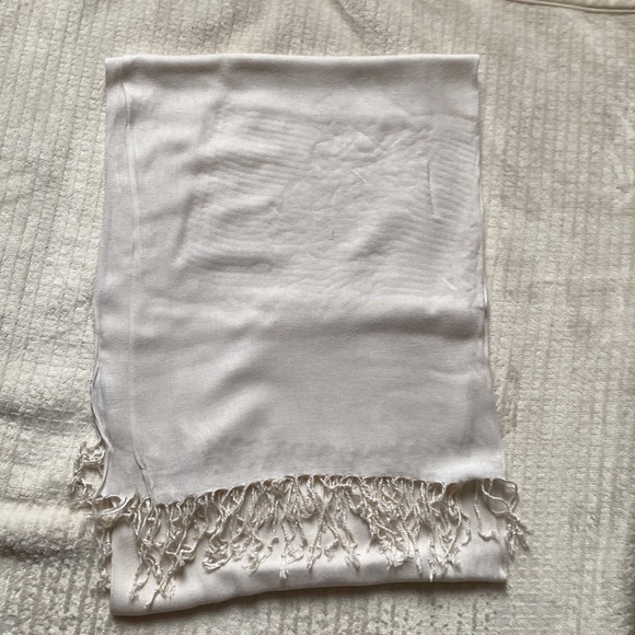 assortment of large scarves. - Picture 4 of 4